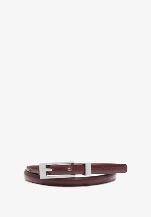 Burgundzka skórzana pasek o gładkiej fakturze, z metalową srebrną klamrą i regulowanymi otworami, prezentujący elegancki, minimalistyczny design.