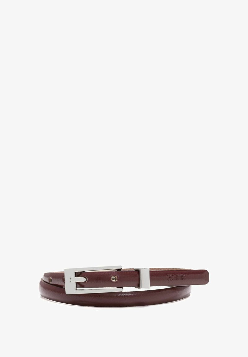 Burgundzka skórzana pasek o gładkiej fakturze, z metalową srebrną klamrą i regulowanymi otworami, prezentujący elegancki, minimalistyczny design.