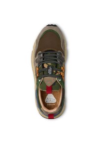 Buntfarbener Sneaker aus einer Mischung von braunen, grünen und beigen Materialien. Verfügt über strukturierte Elemente, gemusterte Schnürsenkel und eine Korksohle.