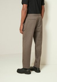Next TEXTURED - Pantaloni - brown taupe
