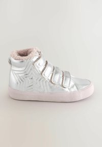Sneaker high-top sintetico argento con tre strappi in velcro, morbido rivestimento in pelliccia sintetica rosa, motivo a stelle sul lato e suola in gomma bianca.