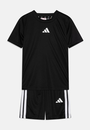 Schwarzes Sportoberteil und Shorts-Set aus feuchtigkeitsableitendem Material. Es verfügt über weiße diagonale Streifen und Logo-Akzente auf der Vorderseite.