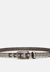 Brązowy skórzany pasek z metalowymi srebrnymi ćwiekami i prostokątną srebrną klamrą, z perforacjami wzdłuż długości paska do regulacji.