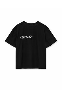 Camiseta de algodón negra de manga corta, con la palabra "anno" en plata en la espalda y un patrón decorativo en el escote.
