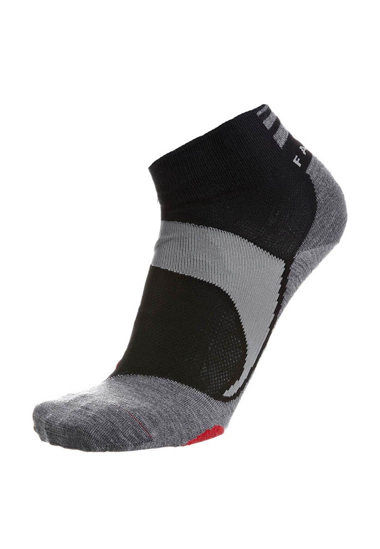 Schwarze und graue Knöchelsocken mit strukturiertem Muster, gepolstertem Zeh und roten Akzenten an der Ferse. Hergestellt aus leichtem, atmungsaktivem Material.