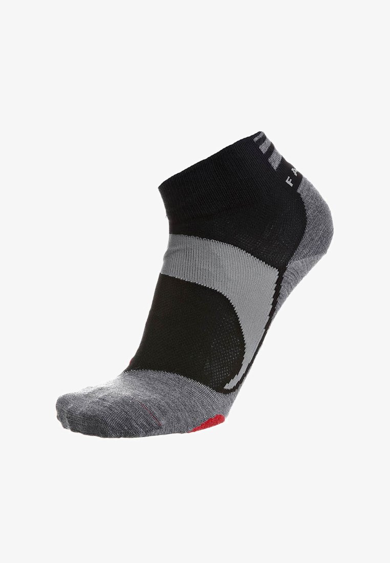 Schwarze und graue Knöchelsocken mit strukturiertem Muster, gepolstertem Zeh und roten Akzenten an der Ferse. Hergestellt aus leichtem, atmungsaktivem Material.