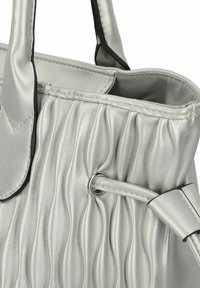 Sac à main plissé argenté en simili cuir. Caractéristiques : texture lisse, poignées robustes et anneau décoratif sur le côté.