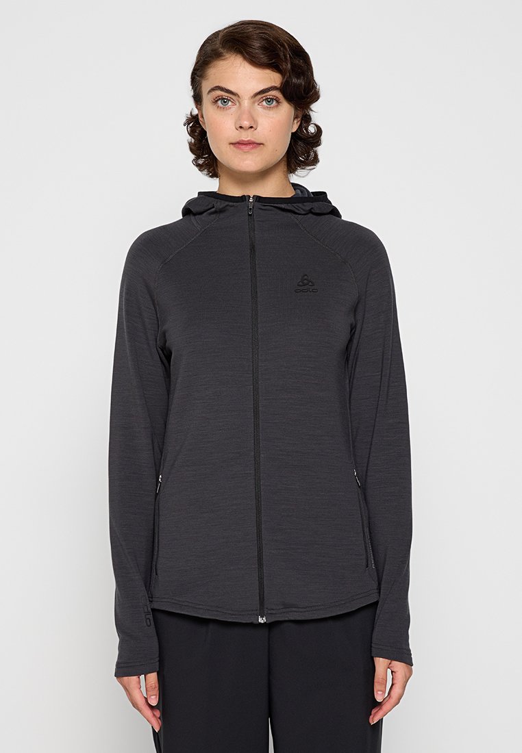Ciemnoszara bluza z kapturem na zamek błyskawiczny o dopasowanym kroju, z kapturem i subtelną fakturą. Posiada małe logo na klatce piersiowej oraz zamykane na zamek kieszenie boczne.