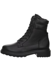 Černá kožená kotníková bota s kulatou špičkou, šněrováním vpředu, polstrovaným límcem a robustní podrážkou. Obsahuje strukturovanou kůži a odolný design.