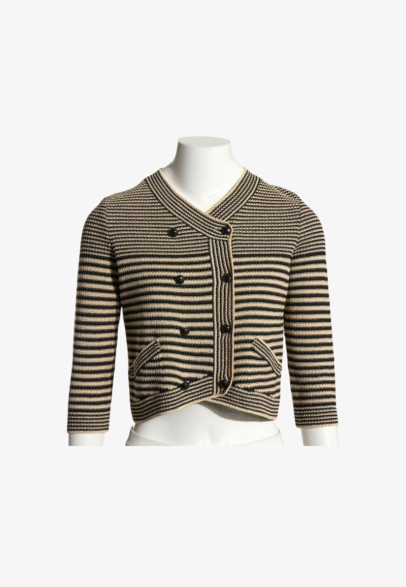 Cardigan court rayé noir et beige avec manches longues, fermeture croisée à boutons et deux poches devant sur un mannequin blanc.