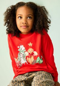 Rood sweatshirt met lange mouwen met een feestelijk dierenprintontwerp, met een Dalmatiër, een gouden hond met vleugels en een rendier.