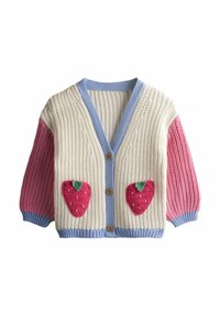 Cardigan tricoté avec un corps crème, des manches roses et des accents bleu clair. Deux poches brodées en forme de fraises et des boutons en bois.