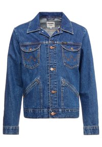 Světle modrá džínová bunda s klasickým límcem, dvěma kapesními kapsami na hrudi, oranžovými švy a zapínáním na knoflíky vpředu.