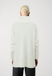 Gina Tricot ROLL NECK - Strikkegenser - gardenia