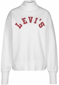 Sudadera blanca con cuello alto, con el logo "LEVI'S" bordado en rojo en forma de arco. Puños y dobladillo acanalados con una textura suave.