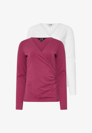 Twee longsleeve tops: een in diep rozenkleur met een wikkelontwerp en gerimpeld detail bij de taille, en een effen witte top erachter.