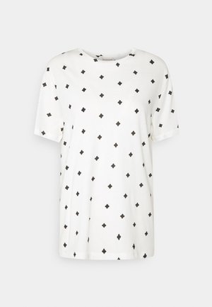 Witte T-shirt met korte mouwen, een ronde hals en een patroon van zwarte, diamantvormige stippen die gelijkmatig over de stof verdeeld zijn.