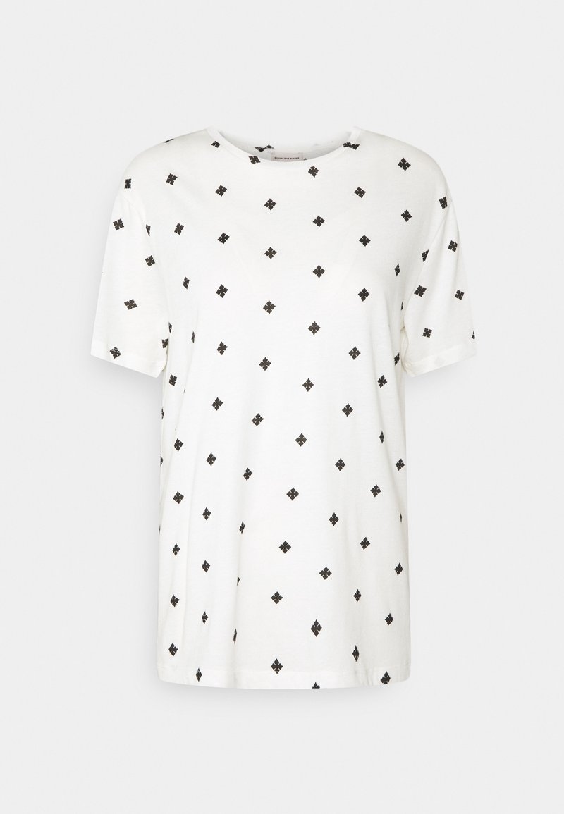 Biały T-shirt z krótkim rękawem i okrągłym dekoltem, ozdobiony równomiernie rozmieszczonym wzorem czarnych kropkowatych rombów na całej tkaninie.