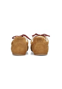 Scarpe in suede marroni con lacci rossi e bianchi, texture morbida, forma arrotondata e design minimalista, con dettagli di cucitura a contrasto.