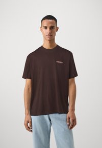 Guess Jeans AMERICAN  - Nyomott mintás póló - regal brown