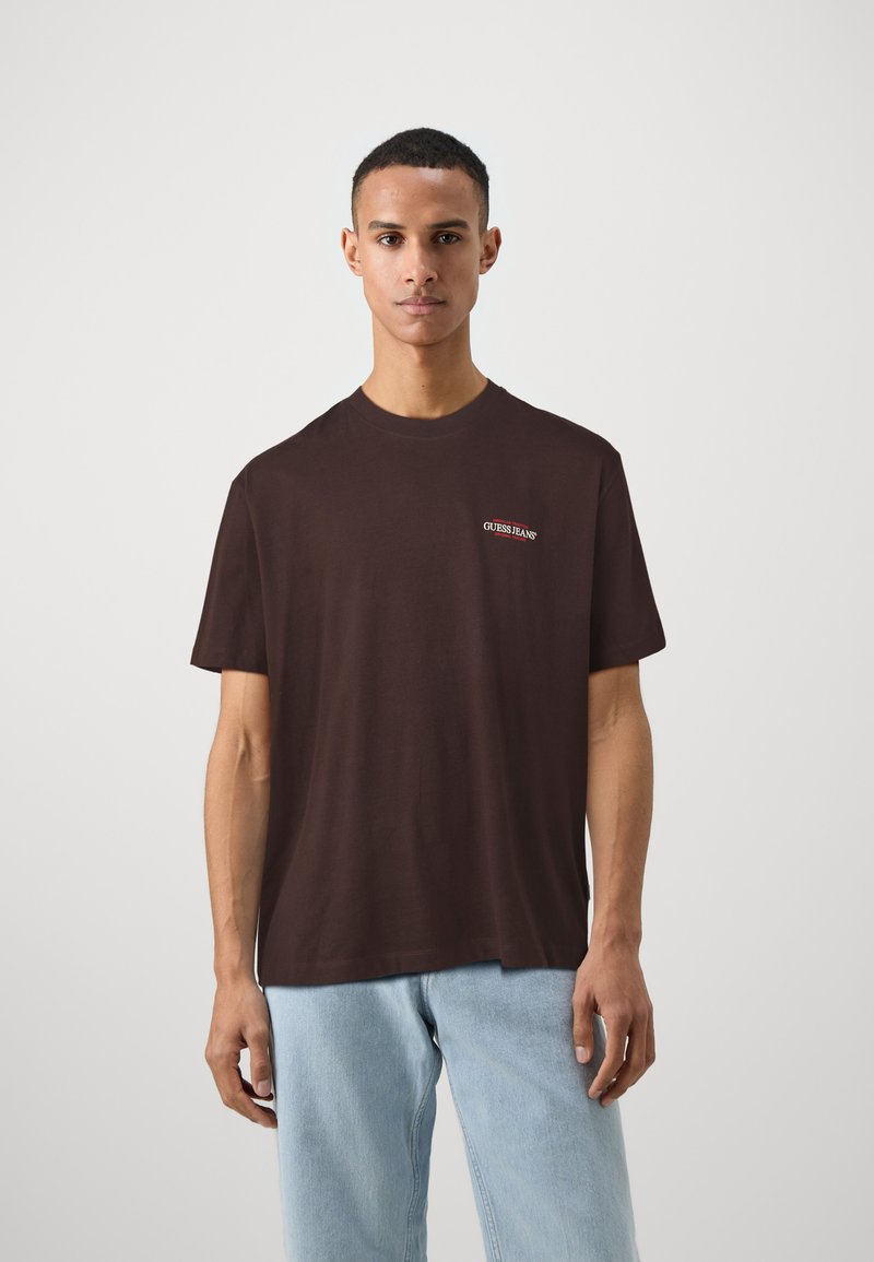 Guess Jeans AMERICAN  - Nyomott mintás póló - regal brown