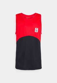 Débardeur de sport sans manches rouge et noir avec un ourlet arrondi, logo Nike, et une petite étiquette sur le devant. Fabriqué en tissu respirant.
