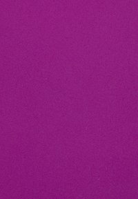 Textil in lebhaftem Violett mit einer glatten, leicht strukturierten Oberfläche, gleichmäßiger Farbton, geeignet für textile Anwendungen.