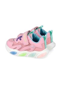Zapatillas para niños en rosa y morado con cierre de velcro, forro interior azul y suela blanca con acentos ovalados de colores.