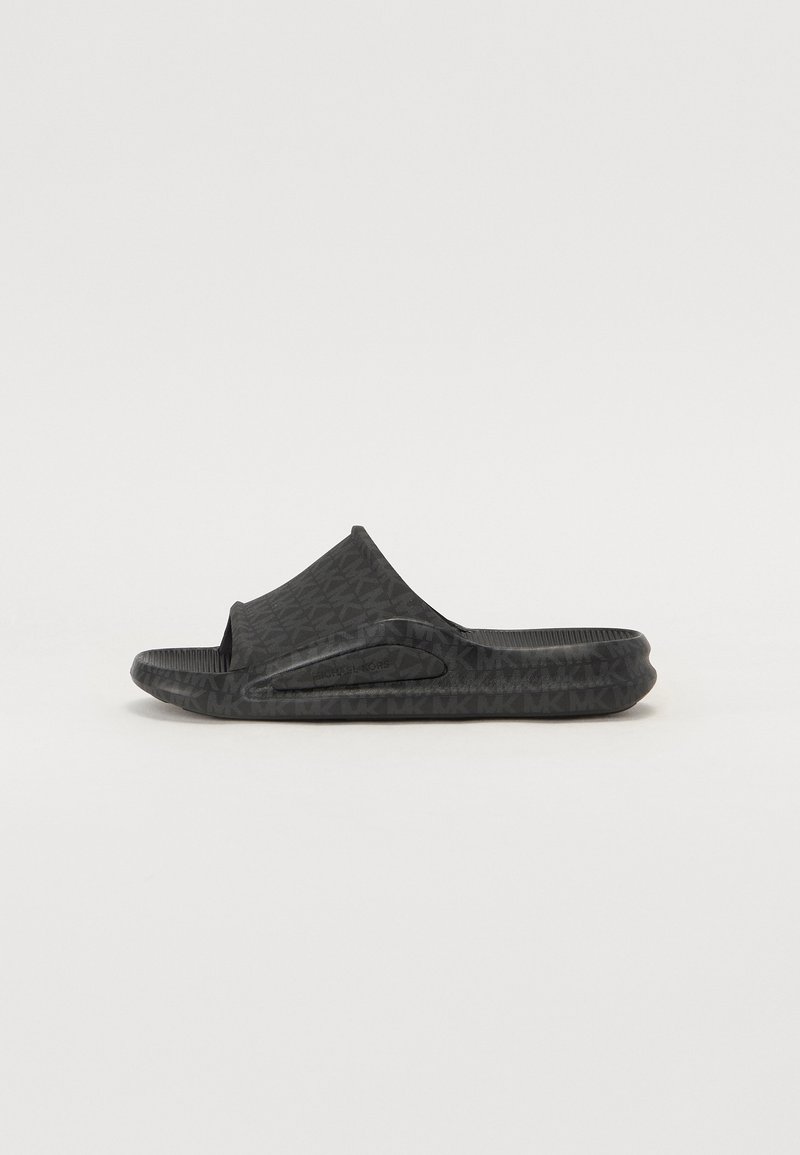 Sandal med åpen tå i svart syntetisk materiale, med en teksturert overdel som har et karakteristisk logomønster for komfort.