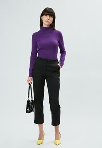 INFLUENCER HIGH-NECK BASIC - Strickpullover - purple