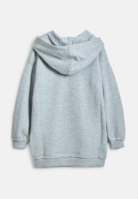 Grauer Kapuzenpullover aus weichem Gewebe, mit lockerer Passform, langen Ärmeln und sichtbaren Nähten an den Bündchen und am Saum.