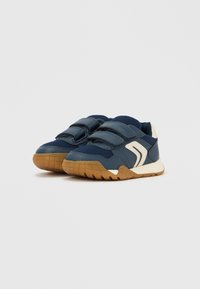 Μπλε αθλητικά παπούτσια με ιμάντες βέλκρο, διαθέτουν επάνω μέρος από δίχτυ, λάστιχο σόλα και υφασμένη καραμελέ εξωτερική σόλα. Σχέδιο με λευκό τόνισμα.