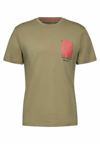 Camiseta de manga corta en verde oliva de algodón suave, con un bolsillo gráfico de parche rosa con diseño de texto en el lado izquierdo.