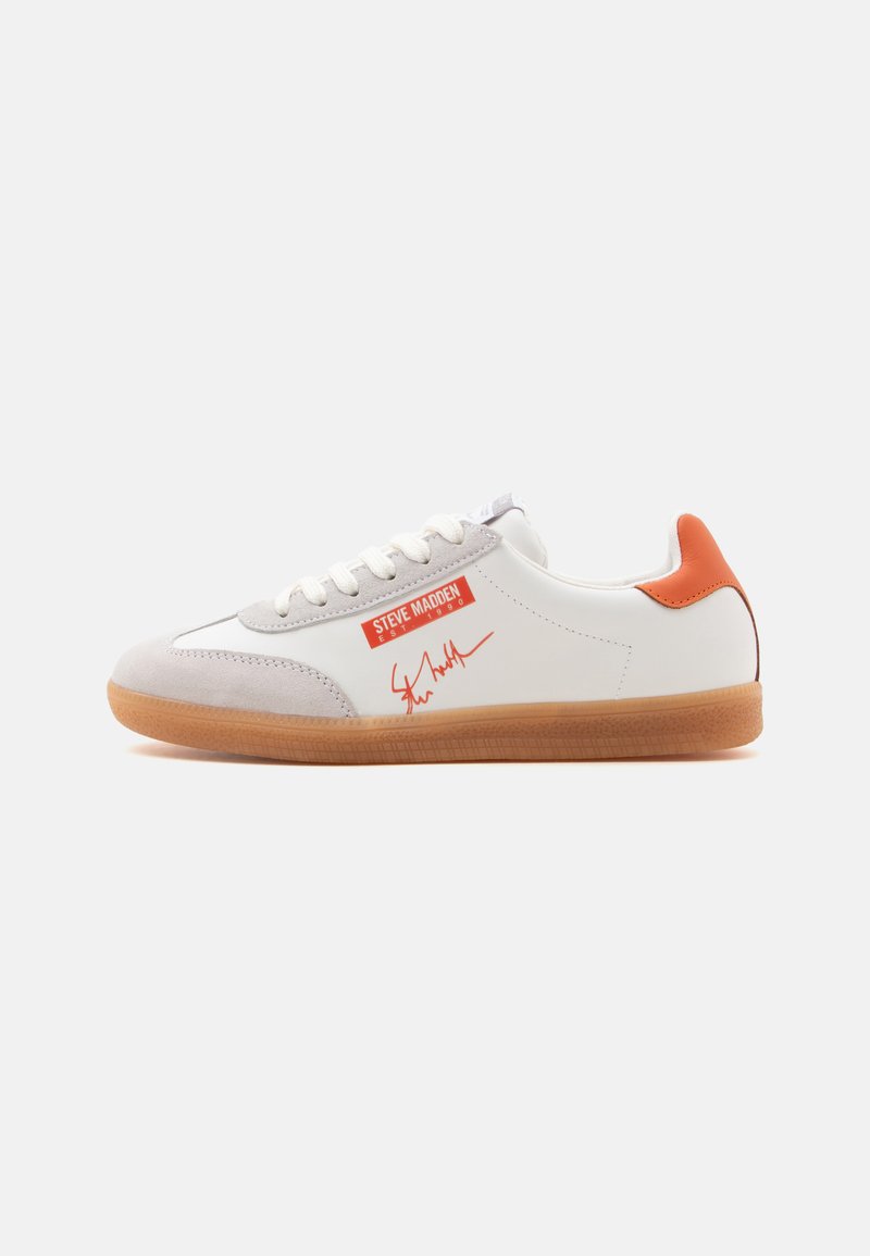 Baskets basses blanches et grises avec accent orange au talon, semelle en gomme, lacets et logo rouge Steve Madden avec signature sur le côté.