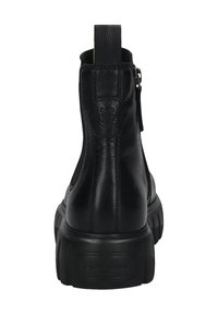 Mustad mustad nahast pahkluu saapad, millel on tekstureeritud viimistlus, külgedel on tõmblukk ja jäme must tald, taga on logodetail.