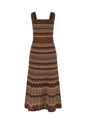 Καφέ πλεκτό φόρεμα χωρίς μανίκια με τετράγωνο ντεκολτέ και ζιγκ-ζαγκ σχέδιο σε αποχρώσεις του καφέ, μπεζ και απαλό πορτοκαλί, μήκος μέχρι τη μέση της γάμπας.