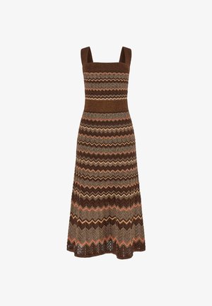 Hnědé pletené šaty bez rukávů se čtvercovým výstřihem a cikcak vzorem v odstínech hnědé, béžové a tlumené oranžové, midi délka.