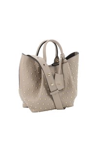 Beigefarbene Lederhandtasche mit goldenen Nieten, abgerundeter Form, zwei oberen Griffen und einem abnehmbaren Riemen. Verfügt über ein kleines Anhängsel mit Markenlogo.