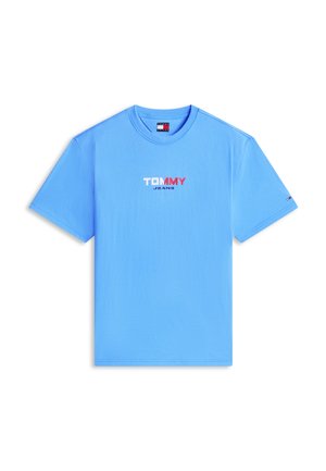 Svetlomodré tričko s krátkym rukávom s nápisom "TOMMY JEANS" v bielej, červenej a námorníckej modrej farbe v strede prednej časti a malým vlajkovým logom na ľavom rukáve.