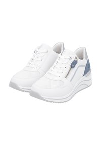 Baskets blanches avec tige en maille et cuir, featuring un accent bleu sur le talon, un laçage à l'avant et une fermeture éclair sur le côté. Semelle légère.