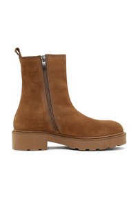 Botas de tobillo de ante marrón con punta redonda, dos cremalleras laterales y suela de goma texturizada. Presentan un tacón bajo cuadrado.