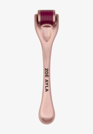Derma roller avec une poignée en or rose et une tête de rouleau à micro-aiguilles bordeaux pour le traitement de la peau, marque "ZOË AYLA."