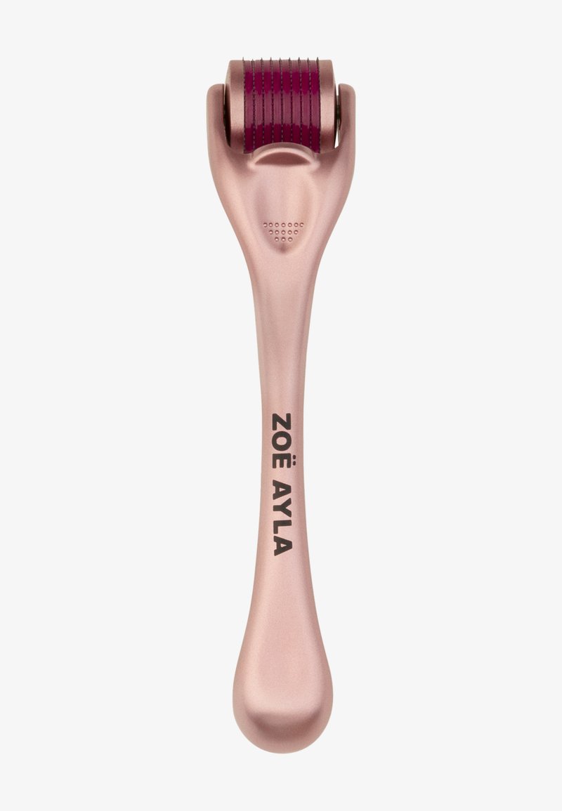 Derma roller avec une poignée en or rose et une tête de rouleau à micro-aiguilles bordeaux pour le traitement de la peau, marque "ZOË AYLA."