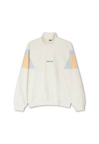 Sudadera blanca con cuello de media cremallera, que presenta paneles geométricos en azul y beige, y el texto "KAOTIKO" en negro en el pecho.