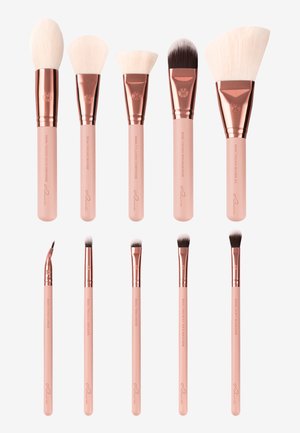 Sæt af ti makeupbørster med bløde børster. Pink håndtag med rosaguld ferruler. Forskellige former til foundation, kontur og detaljer.