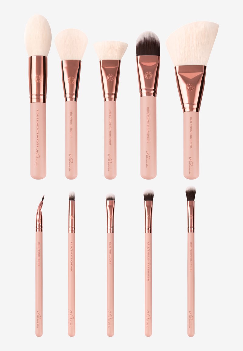 Conjunto de diez brochas de maquillaje con cerdas suaves. Mangos rosas con virolas de oro rosa. Formas variadas para base, contorno y detalles.