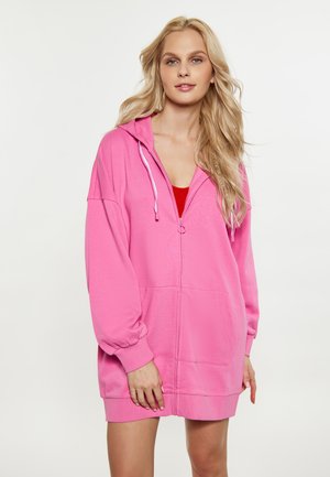 Roze ritsvest jurk met lange mouwen, voorzakken en een trekkoordcapuchon, gemaakt van een zachte, textuurstof en met een ontspannen pasvorm.