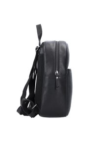 Zaino in pelle nera con una superficie liscia, dotato di un compartimento laterale con zip, spallacci regolabili e una forma rettangolare strutturata.