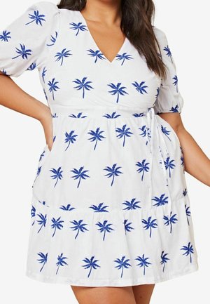 Robe blanche avec imprimé de palmiers bleus, encolure en V, manches courtes bouffantes, taille cintrée et jupe fluide à volants superposés.