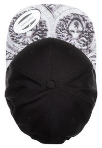 Mustamust snapback-sisak, millel on kindel kroon ja mustriga hall ja valge äär, millel on kaunid kujundid, sealhulgas lõvimoosid.